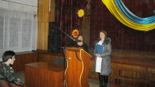 Медсестра Тетяна Василівна представляє учням лікаря-нарколога Погребищенської лікарні Зустріч з лікарем-наркологом