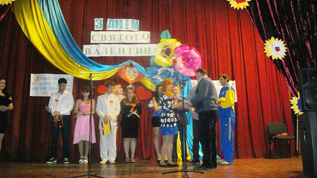Голова жюрі вручає солодкі призи і нагороджує грамотами учасників 14 fabrare4