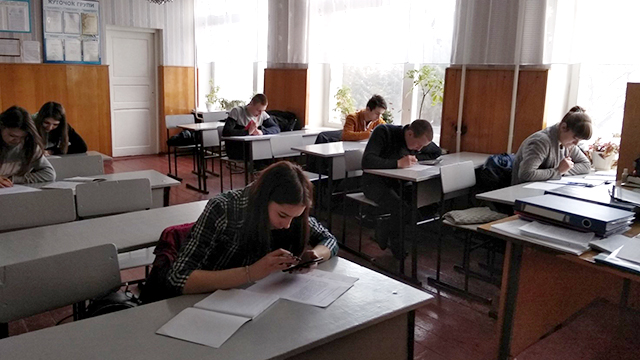 Учні під час конкурсу конкурсу професійної майстерності по бухгалтерському обліку. profmaust1